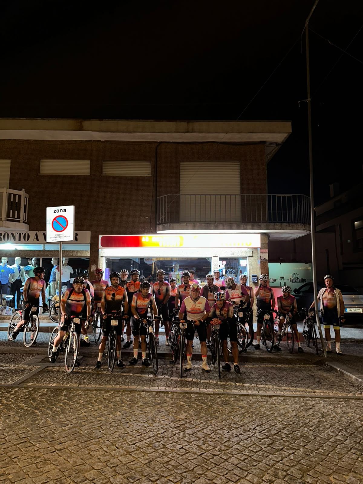 Partida da equipa Fafe Talho Team ao início da madrugada, junto ao talho
