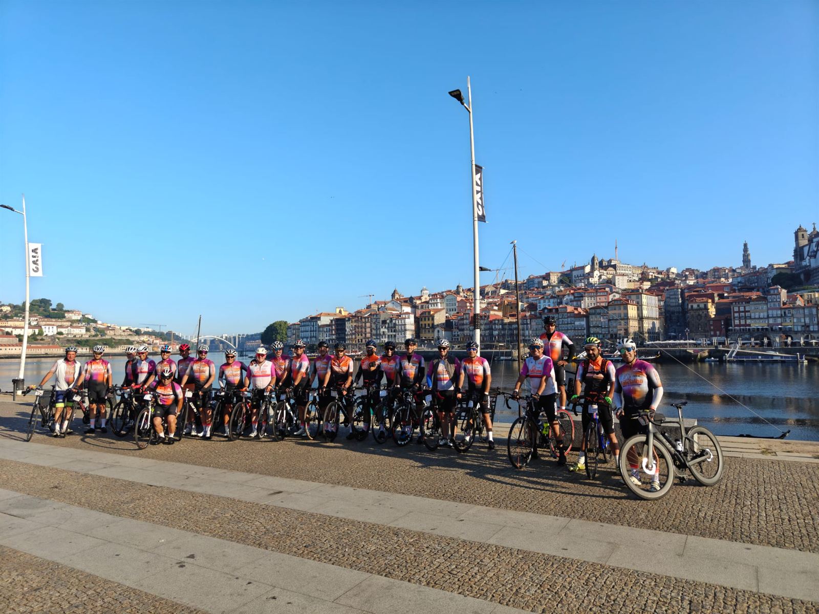 Equipa no Cais de Gaia, com o Porto ao fundo