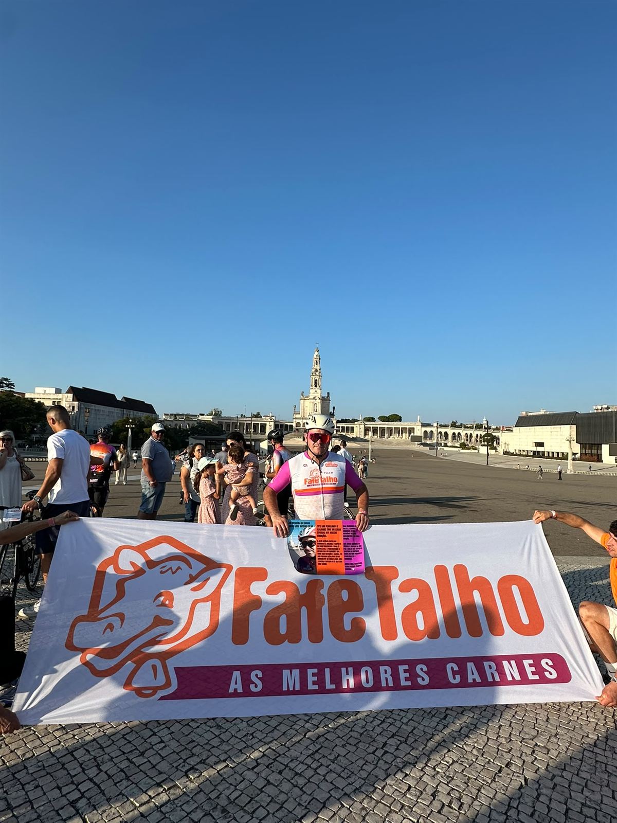 Chegada à praça do Santuário de Fátima com o placar da equipa