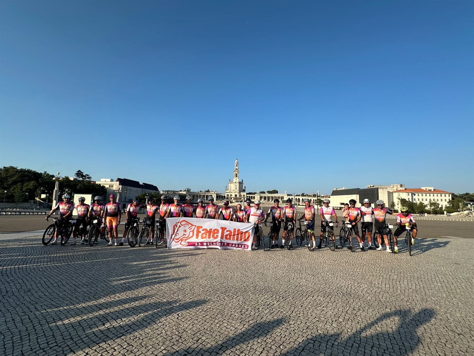 Chegada ao Santuário de Fátima com a bandeira do Fafe Talho