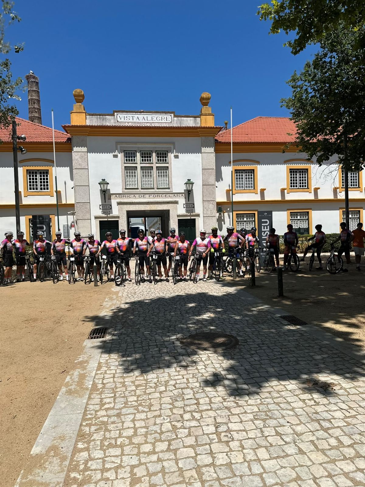Equipa junto à fábrica Vista Alegre, em Ílhavo
